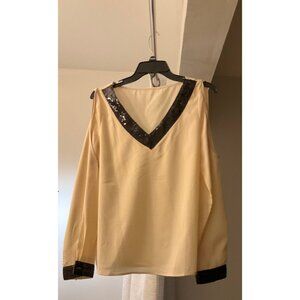 Shoulder cut out shirt